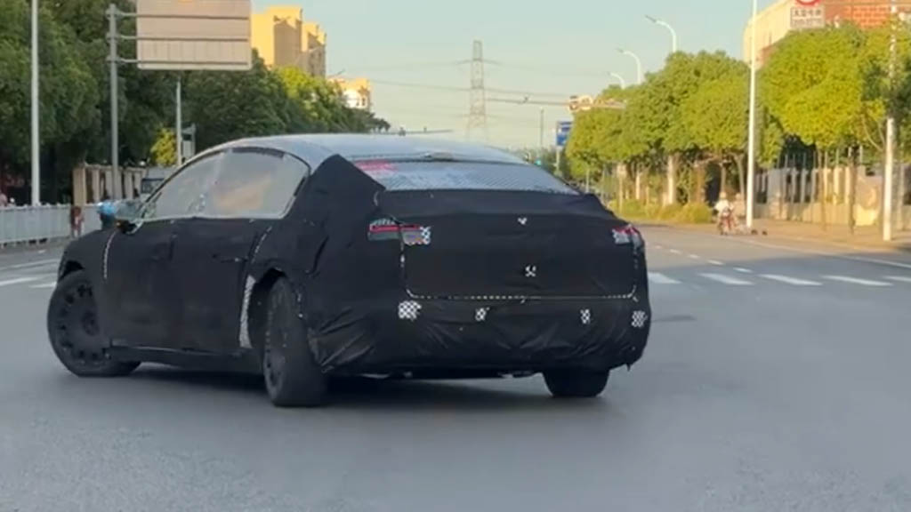 Huawei MAEXTRO sedan spy images